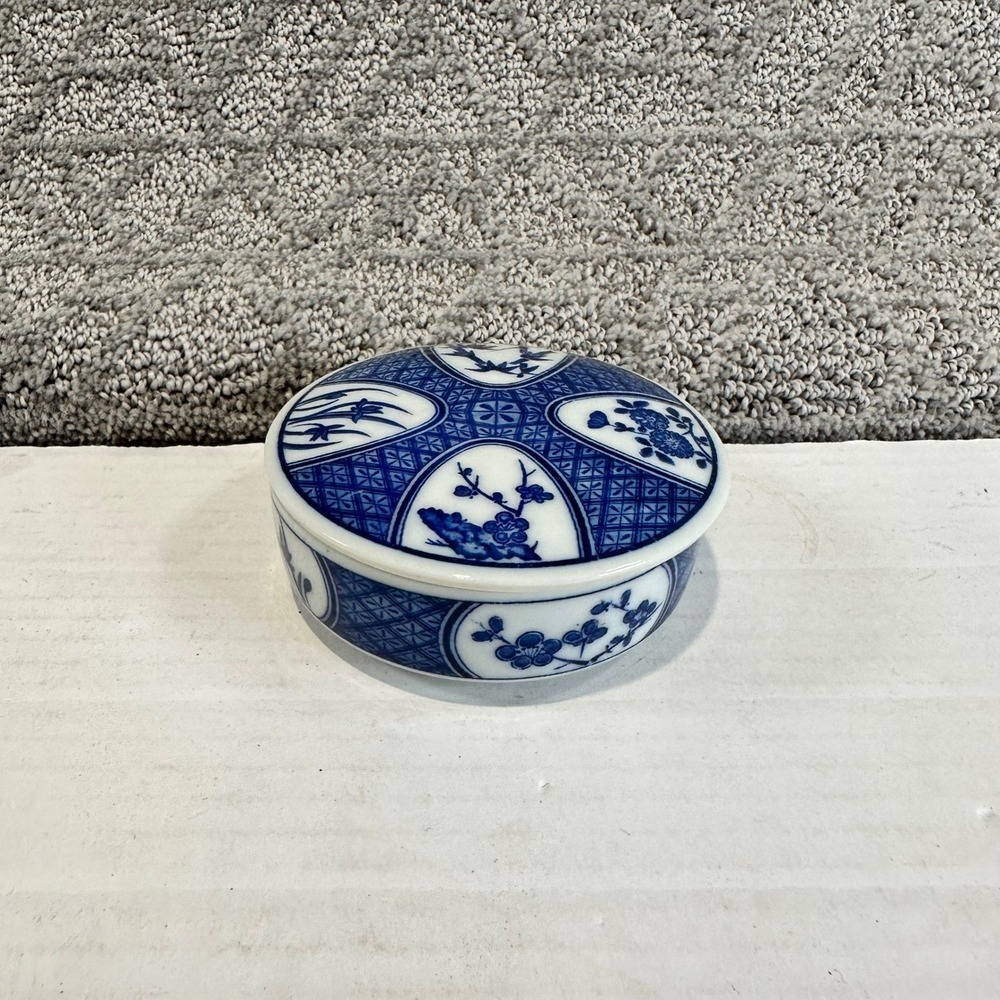 Vintage Blue White Porcelain‎ Trinket Box Round Decorative Jewelry Storage
